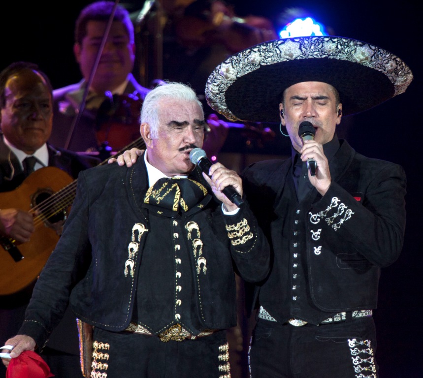 Vicente y Alejandro Fernández durante un concierto en el Estadio Azteca (Cuartoscuro)