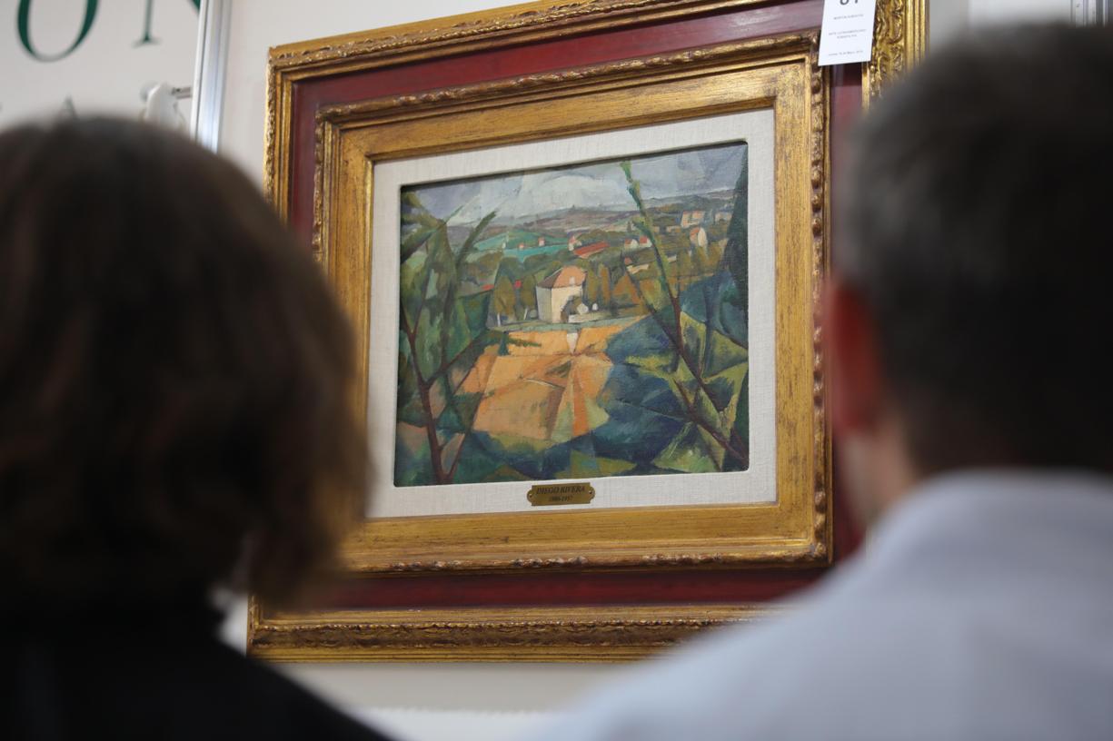 Visitantes observan la obra 'Paisaje de Fontenay', de Diego Rivera, que encabezará la subasta de arte latinoamericano este jueves (EFE).