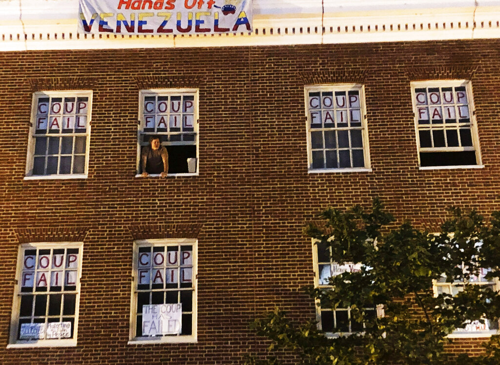 Los activistas ocupan la embajada porque consideran a Nicolás Maduro como el presidente legítimo. AP
