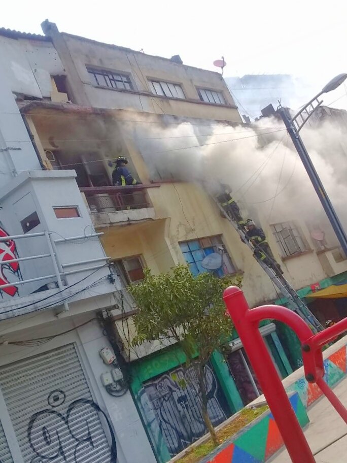 Bomberos trabajan para liquidar el incendio en la colonia Juárez. (Tomado de @SUUMA_CDMX)
