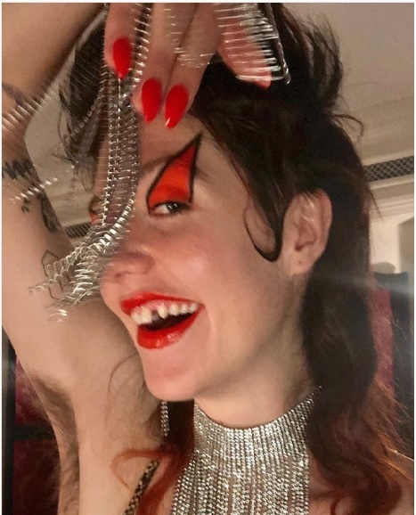 La cantante Dani Miller se encuentra detrás de la sonrisa. (Instagram alienzarereal)