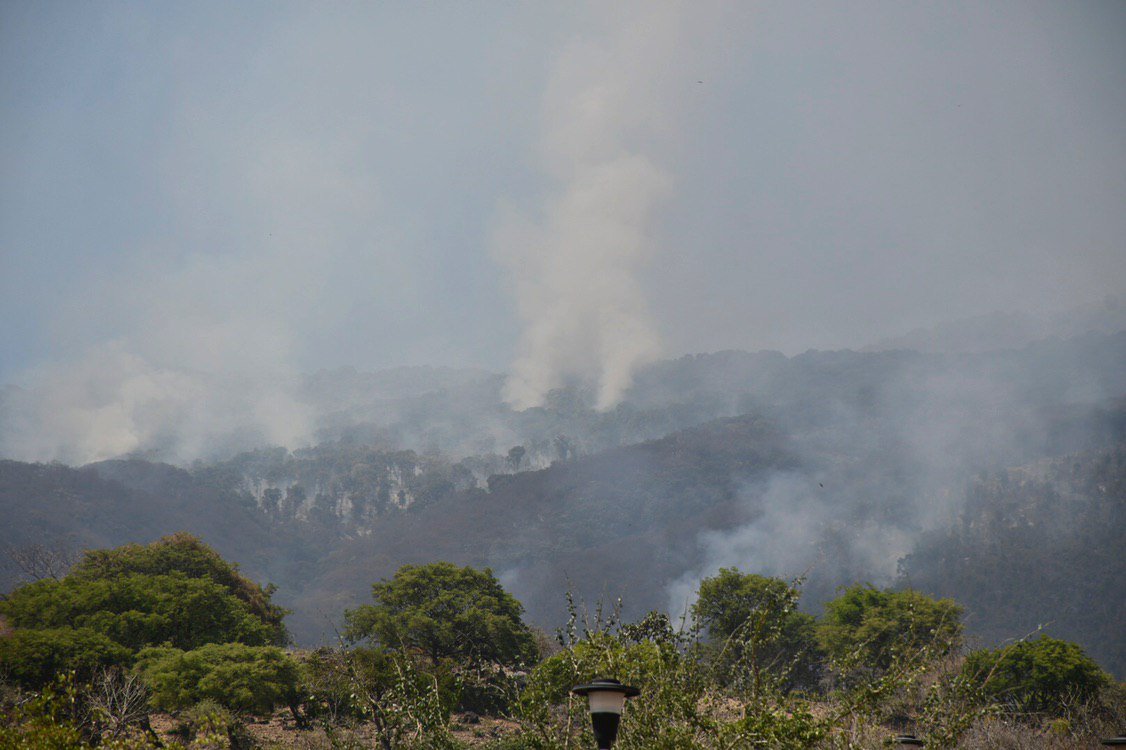 Continúa combate de incendio en los parajes de San Miguel y Cerro Viejo. (Cortesía)