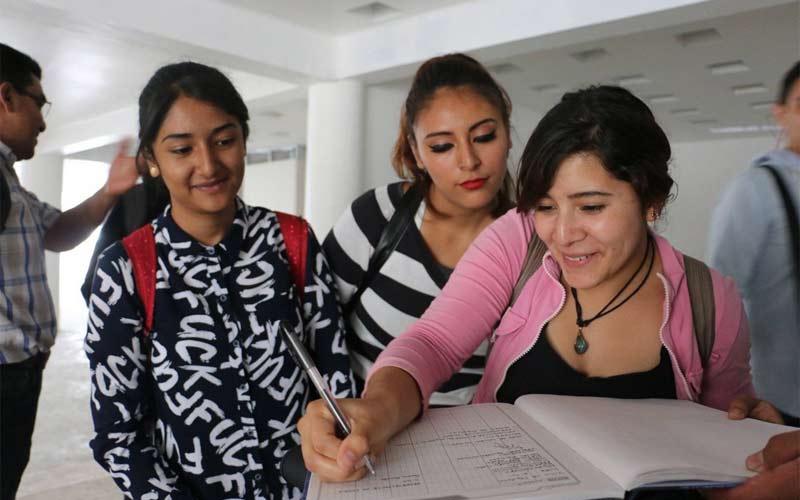 Los empleadores piden a los jóvenes hasta mil 500 pesos de los 3 mil 600 que reciben al mes.
