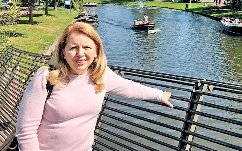 A su primer esposo lo conoció en la licenciatura, era su maestro y 10 años mayor; su padre le había prohibido verlo. (Especial)