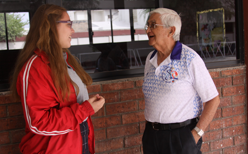El Hermano Sámano imparte clases de dibujo a alumnos de secundaria y preparatoria en el IFL. (Claudia Luévano)