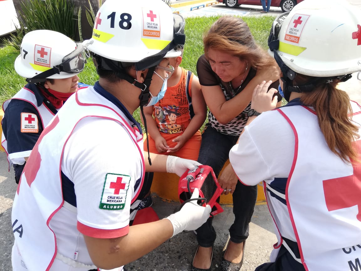 Paramédicos de la Cruz Roja auxilian a la victima. (José Luis Tapia)