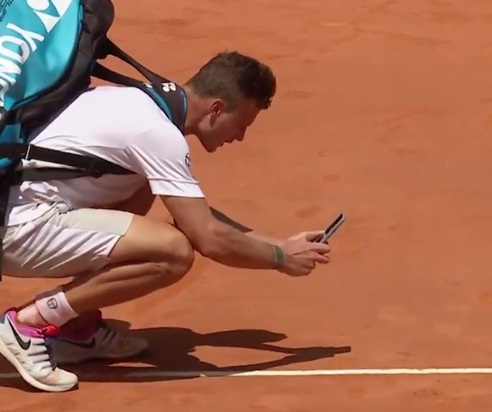 Tenista fotografía marca de pelota y hace encuesta en Instagram tras perder un partido (Tennis TV)