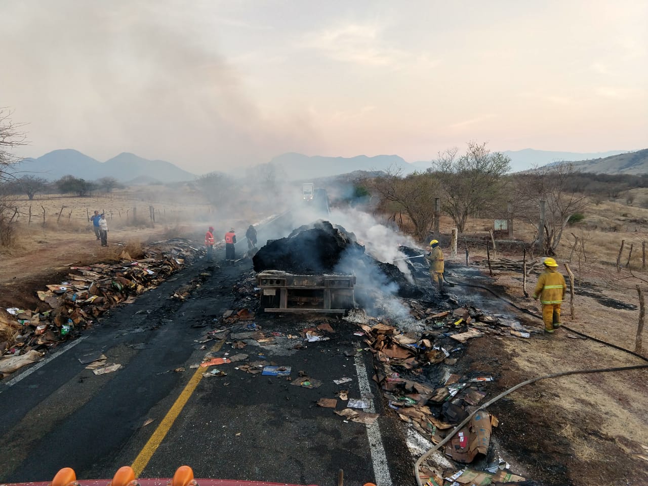 El tráiler cargaba material de reciclaje. (Rogelio Agustín)