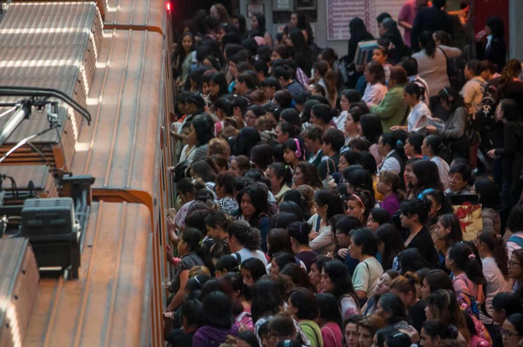 Usuarios saturan el Metro. (Cuartoscuro)