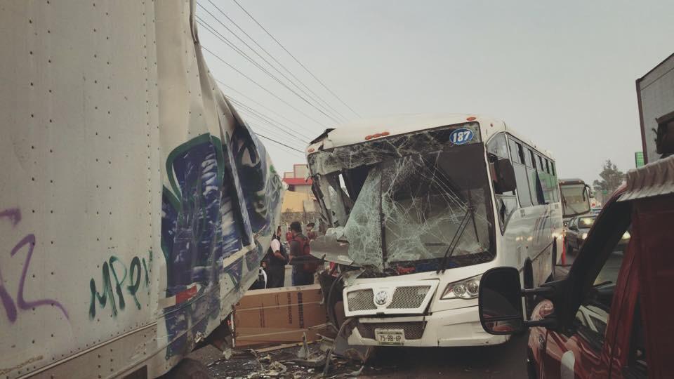 La corrocería del autobús quedó destrozada. (Estrella Álvarez)