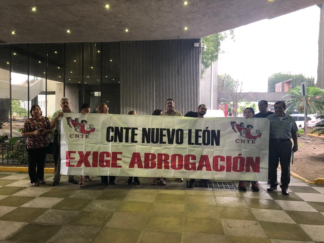 Los maestros entregaron un análisis comparativo de la ley con observaciones y cambios que proponen. Foto: Victoria Felix
