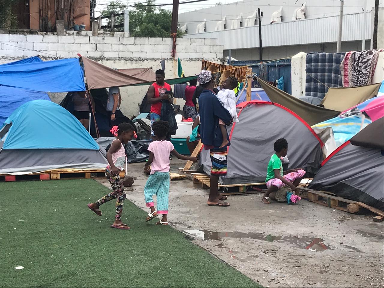 Migrantes africanos en refugio de Nuevo Laredo.