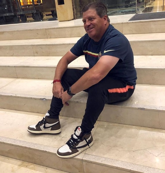 Miguel Herrera presume sus tenis (INstagram: Miguel Herrera)