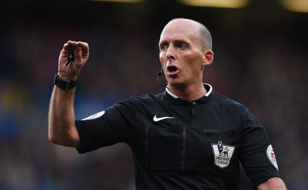Mike Dean, árbitro de la Permier League (Reuters)