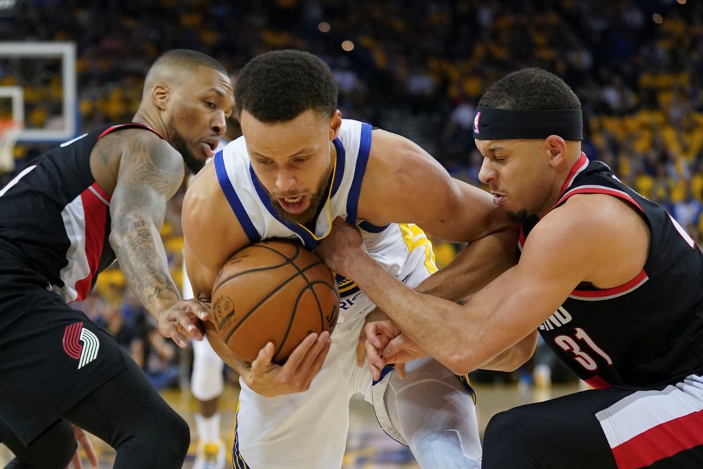 Stephen Curry junto con su hermano Seth en la final de Conferencia Oeste NBA (Reuters)