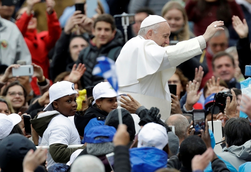 Según el Vaticano, algunos de los migrantes llegaron a Italia en barco hace unos meses. (AP)