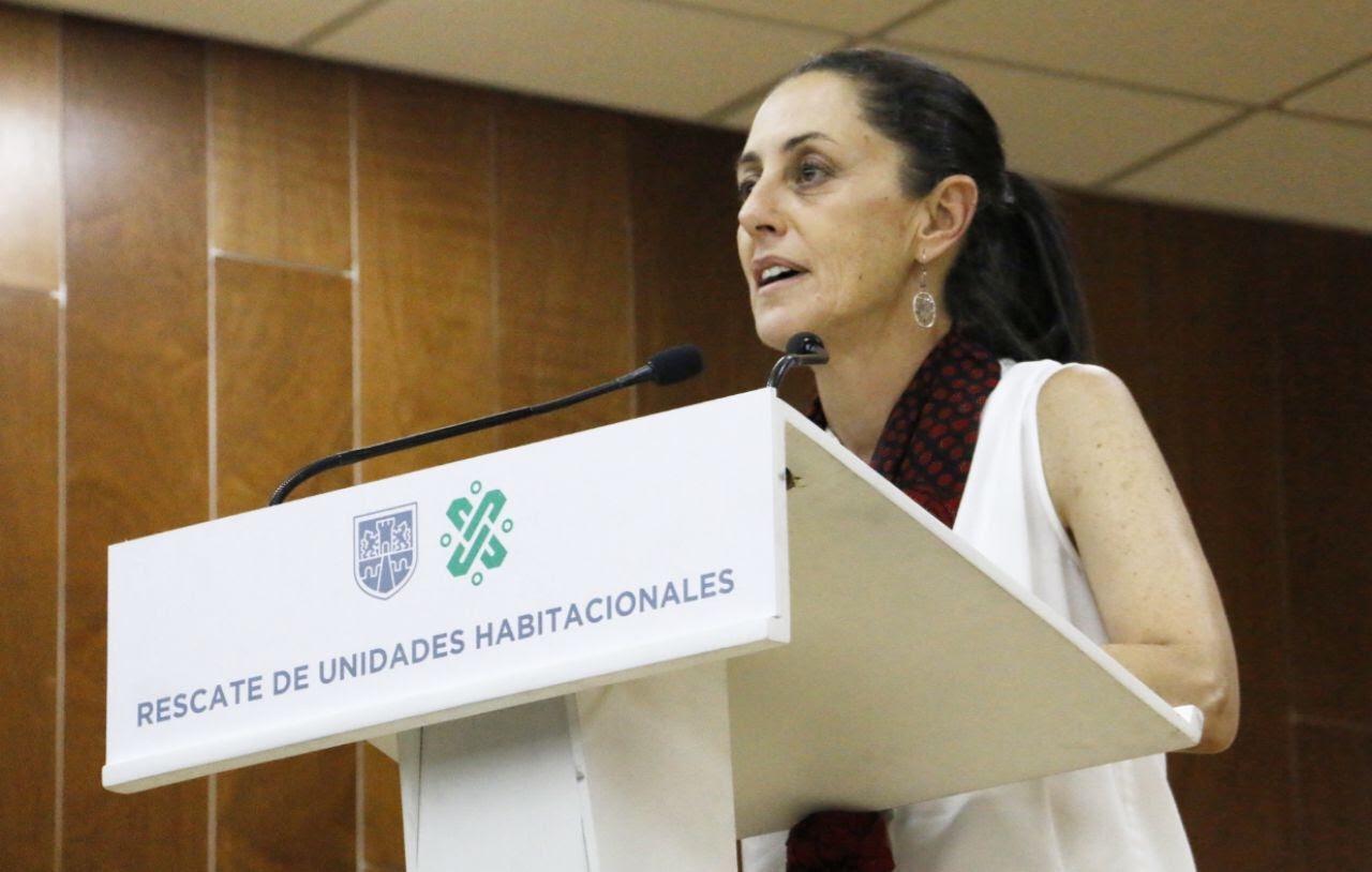 Claudia Sheinbaum en la entrega de cheques dentro del programa “Rescate de unidades habitacionales”. (Jorge Almazán)