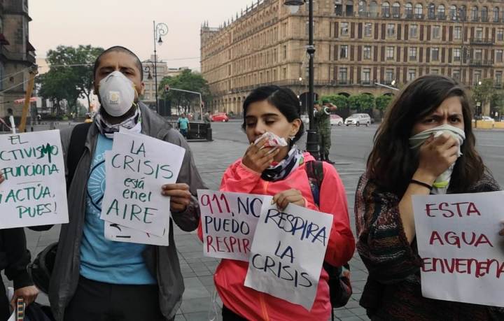 Los manifestantes simulaban su muerte por contaminación. | César Velázquez