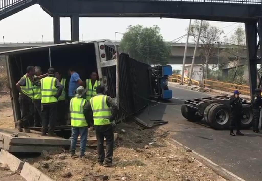 El tráiler se volcó sobre Periférico y avenida Acueducto, en al GAM. | Especial