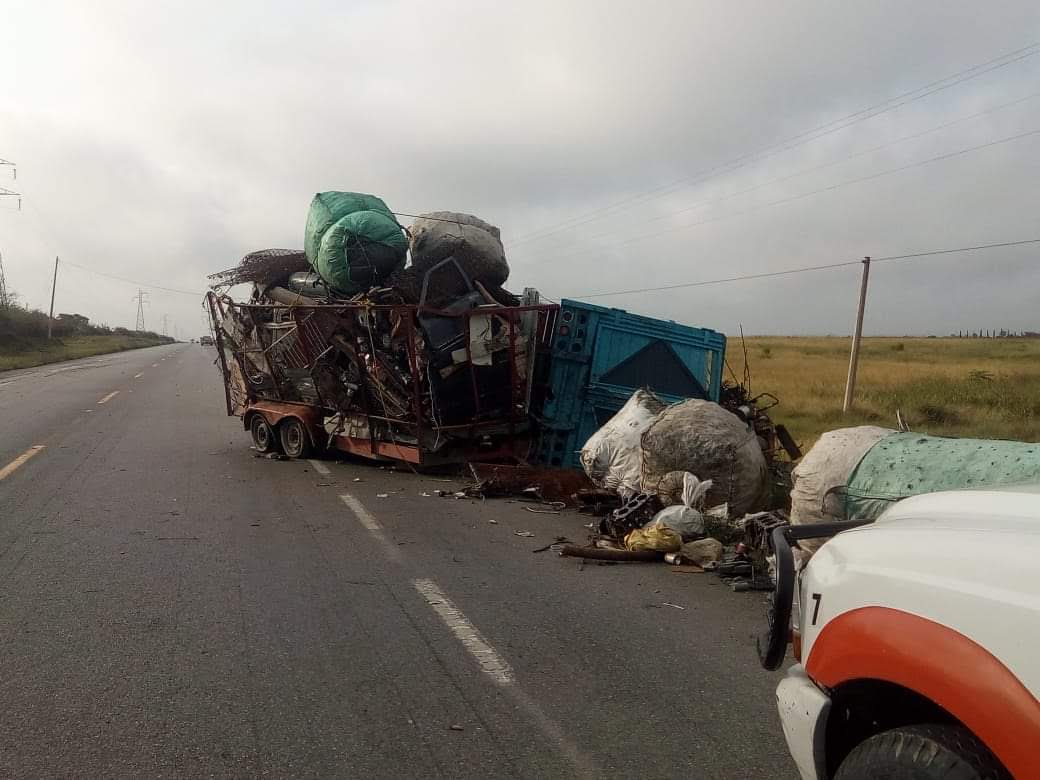 Volcadura de camioneta (Foto/CORTESÍA)