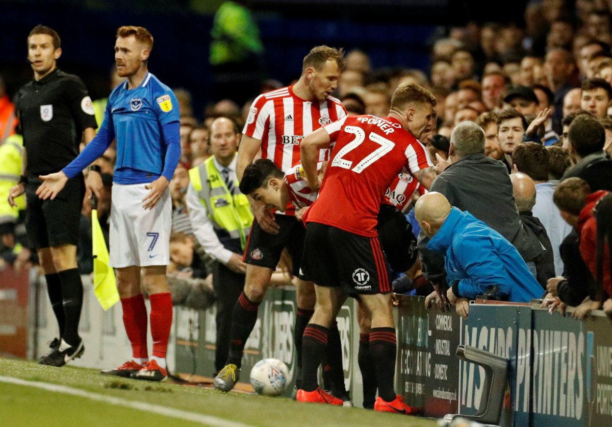 Aficionado patea a jugador del Sunderland en pleno partido (Reuters)