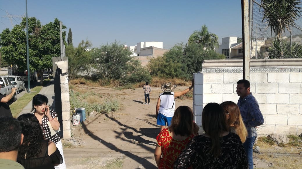 La barda se ha pretendido derribar desde hace 9 años, con la intención de instalar un negocio. (Brenda Valles)