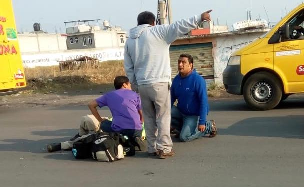 Los elementos de la Policía Municipal abanderaron la vialidad para evitar que los automovilistas que circulaban se detuvieran  (Especial)