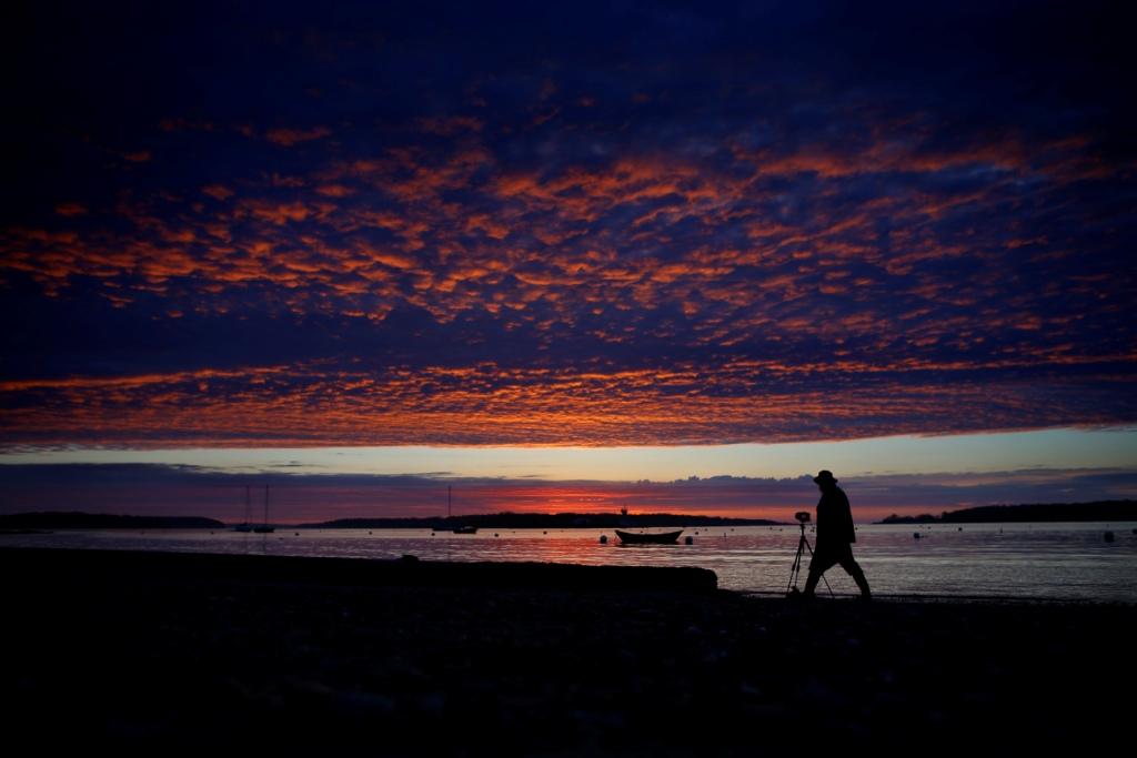EU. El amanecer sobre la costa de South Portland, en Maine, el color se debe a que la nubes de lluvia se movieron poco después del alba. (AP)