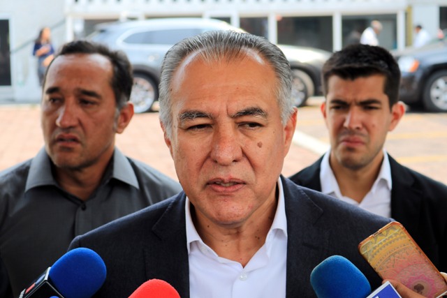 El ex gobernador Marco Adame Castillo llega al funeral de su hermano en Cuernavaca/Cuartoscuro.