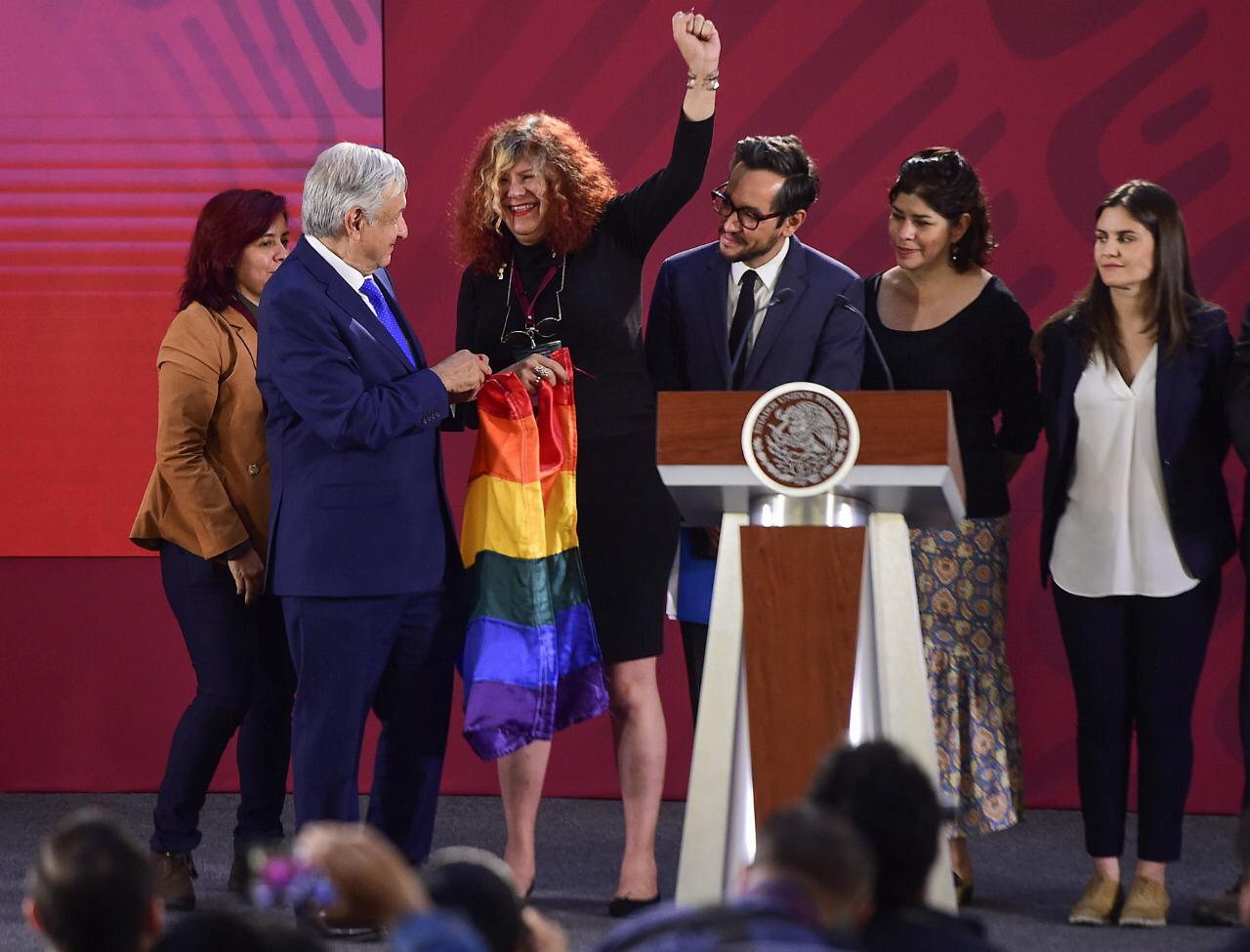 Integrantes de la comunidad LGBT acompañaron al Presidente en la conferencia mañanera (Presidencia)