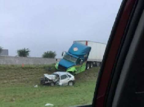 El accidente se registró a la altura de la colonia Villas Campestre, en Ciénega de Flores. Foto: Especial