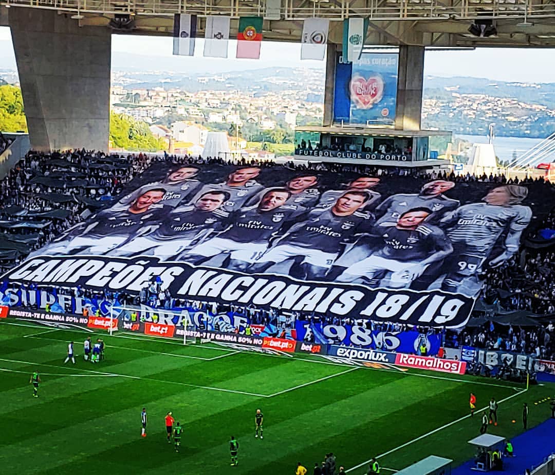 Afición del Porto desplega manta contra los árbitros de la Primeira Liga (Especial)