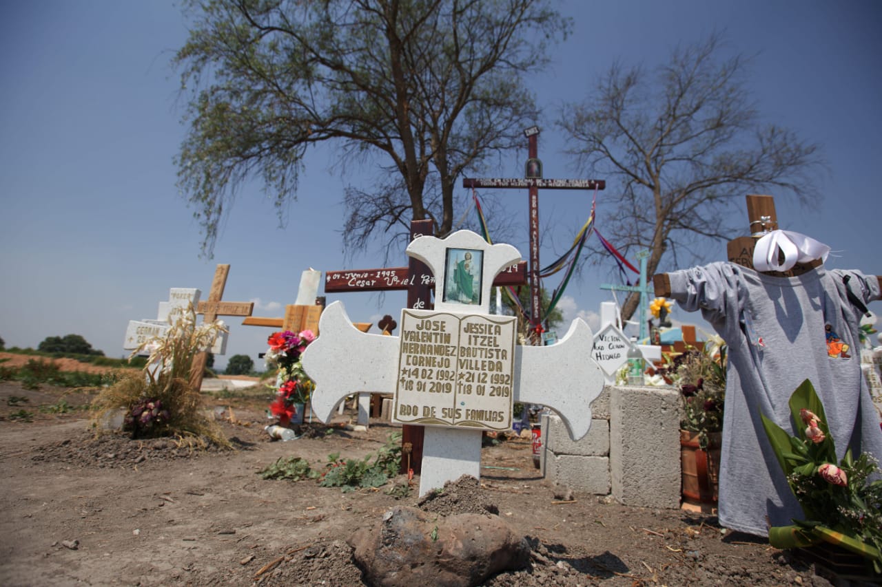 Un conjunto de cruces que representan la memoria y el dolor por las víctimas de la explosión en Tlahuelilpan (Omar Franco)