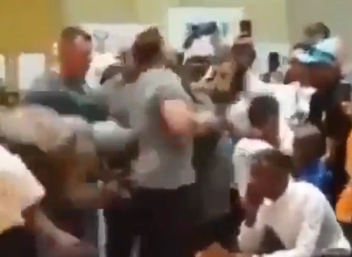 El hombre es detenido rápidamente por los guardias de seguridad.