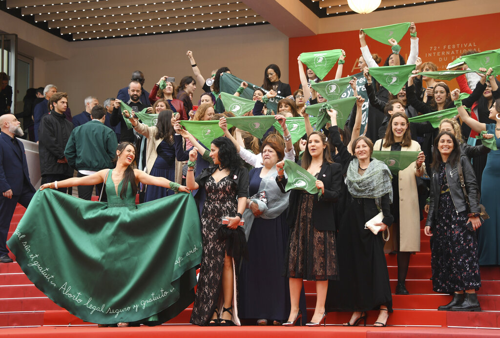 El elenco y  del documental argentino 'Que sea ley' se manifiestan en Cannes por la legalización del aborto en la Argentina (AP).