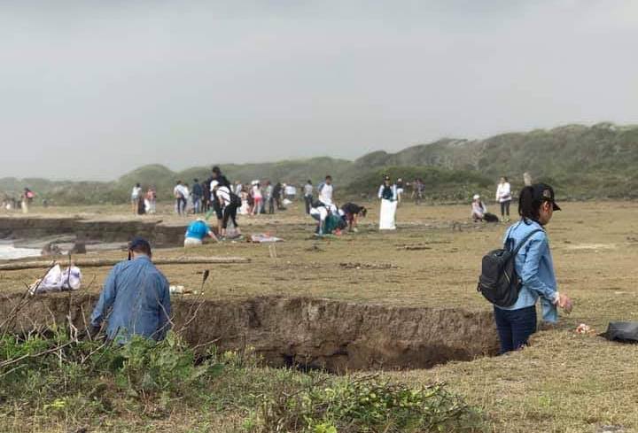 Grupo de ambientalistas limpian la playa Playa de Pueblo Viejo (Foto/CORTESÍA)