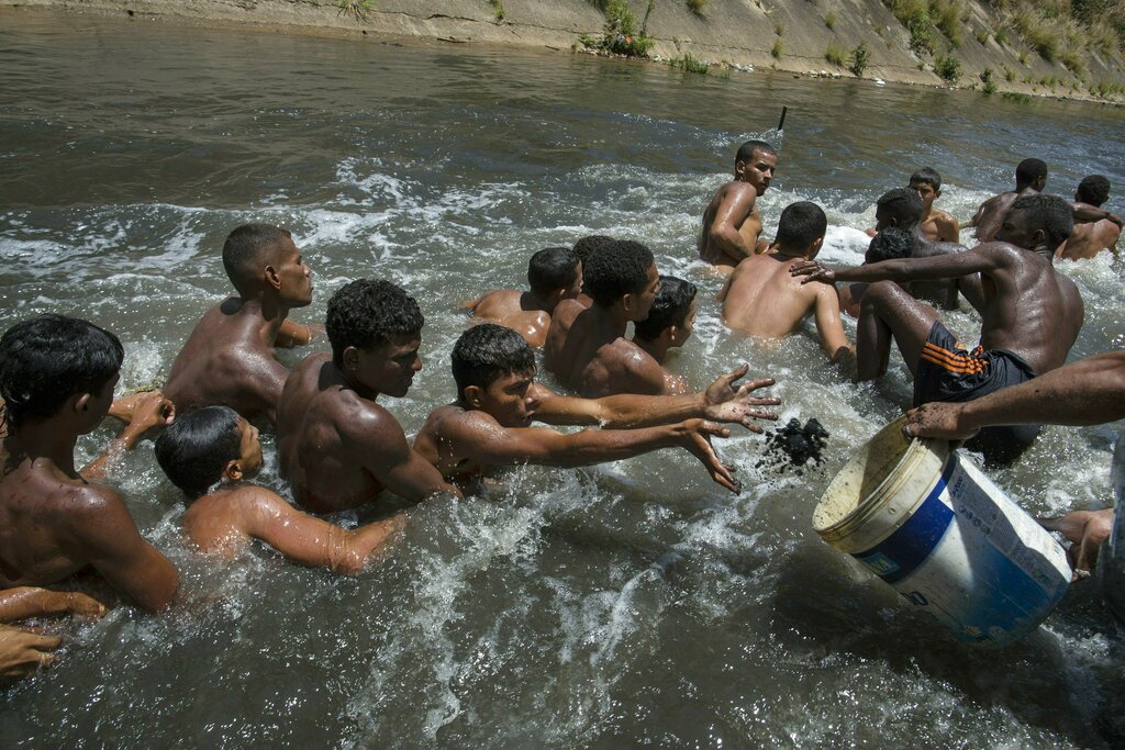 El Guaire, de 72 kilómetros de longitud, es considerado como las cloacas de Caracas. AP