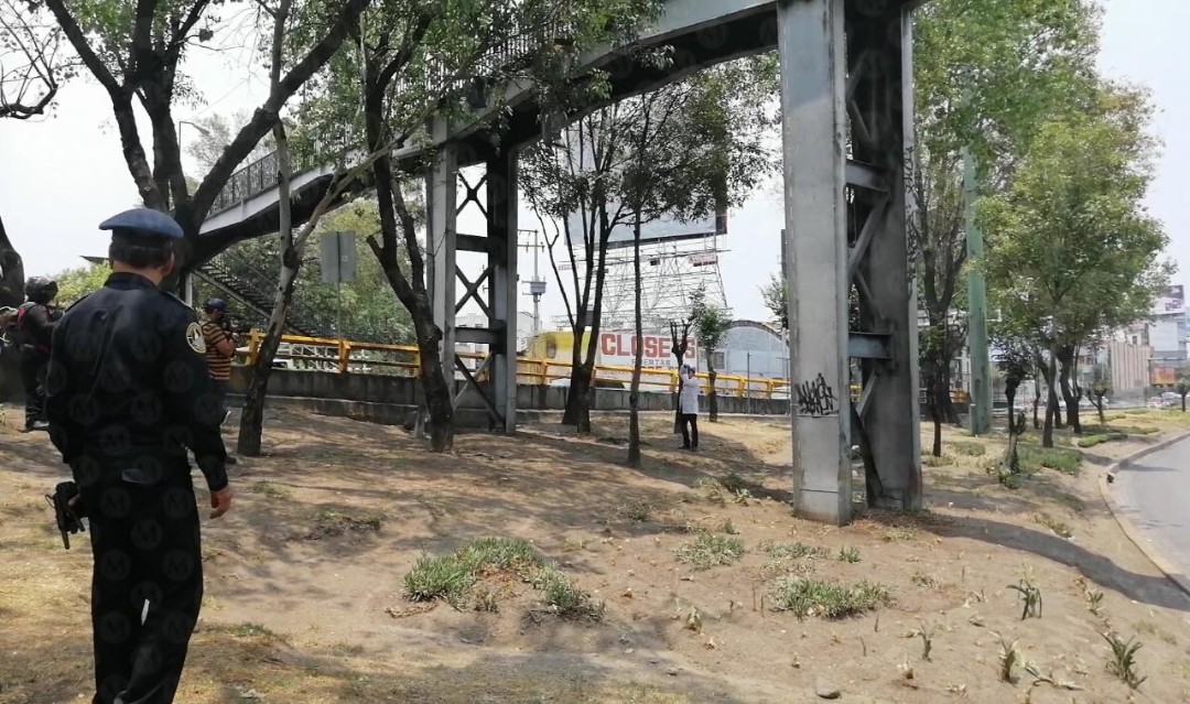 Un hombre fue encontrado suspendido en un puente del Circuito Interior. (Especial)