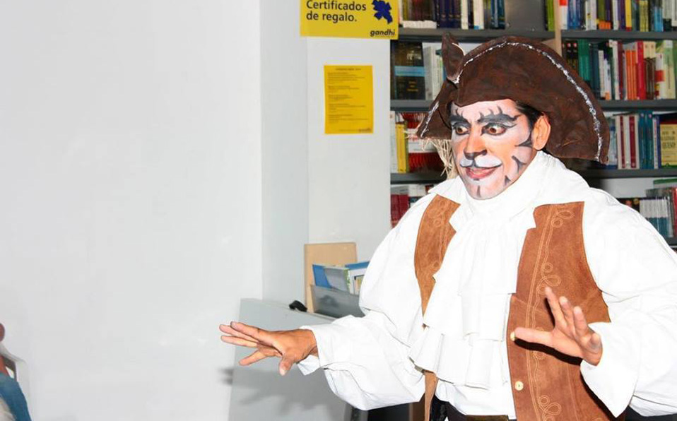 José Erón Vargas, mimo-clown ha brindando momentos de diversión a los pequeños con sus actuaciones. (Cortesía Facebook Gandhi Laguna)