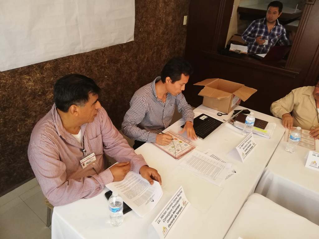 Sesión en el Comité Municipal del IETAM.