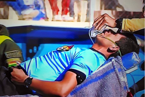 El árbitro Víctor Hugo Hurtado se desmayó durante un partido en Bolivia y posteriormente murió (Twitter @diarioeldeber)