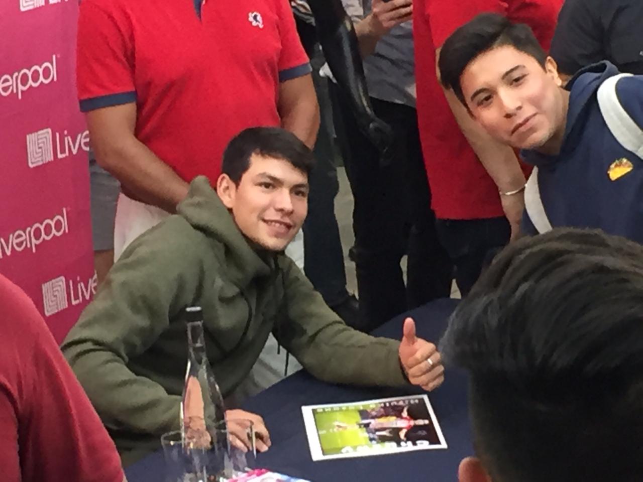 Hirving Lozano firma autógrafos en un centro comercial al sur de CdMx (Michel Cruz)