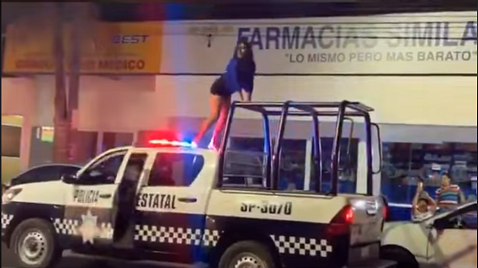 La mujer bailó en el toldo de la patrulla. (Especial)