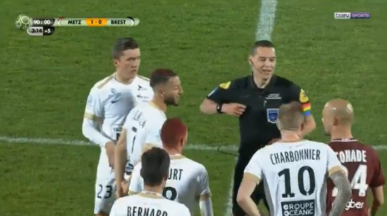 Durante el Metz vs. Brestois de la Ligue 2 un árbitro se despidió escribiendo "gracias" en el campo (Especial)