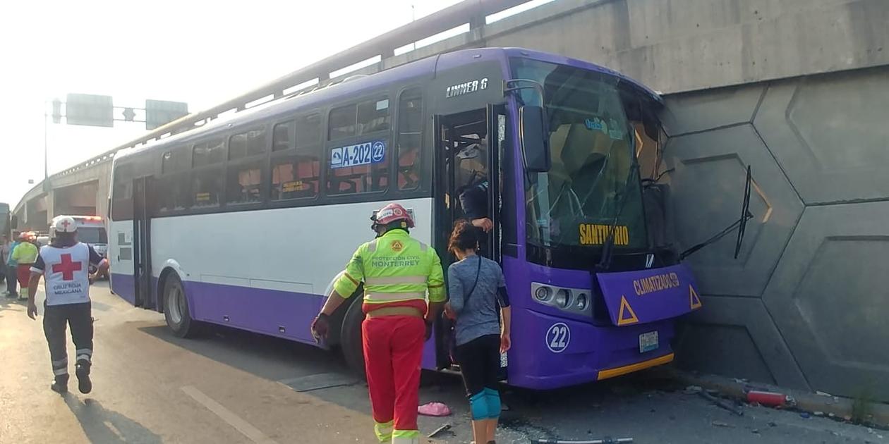 Hasta el momento reportaron al chófer de la ruta como de salud delicada. (Vianca Treviño)
