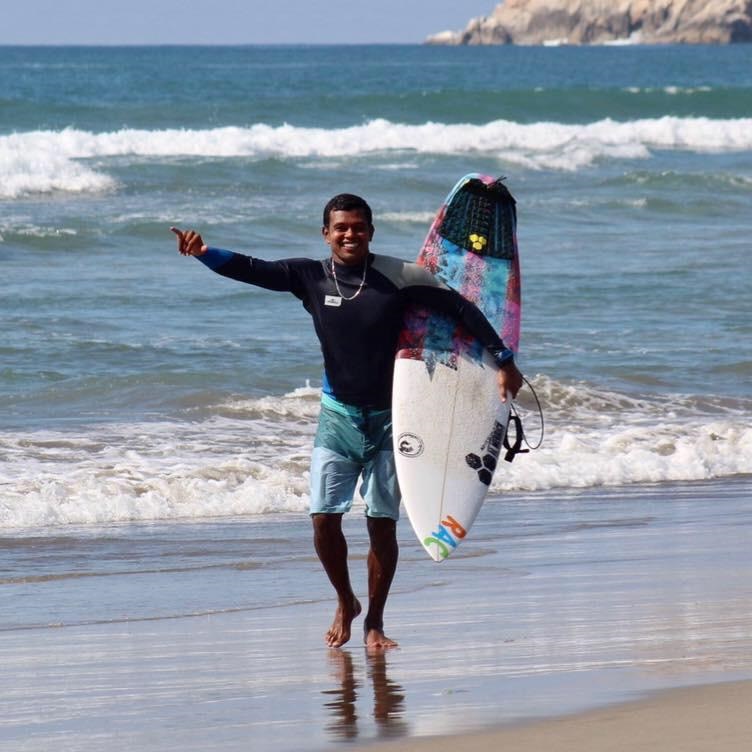 El surfista detuvo su carrera tras recibir un fuerte golpe que le desprendió la retina.