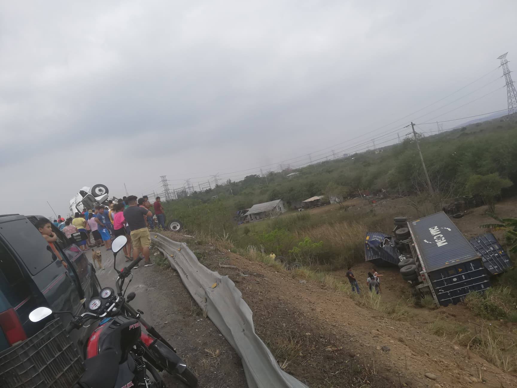 Vuelca contenedor con productor agropecuario en la Tampico-Valles (Foto/Erik Vargas)