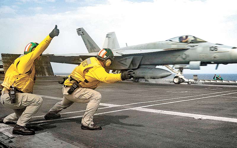 Un caza F/A-18E Super Hornet despega desde el portaaviones ‘Abraham Lincoln’. (REUTERS)