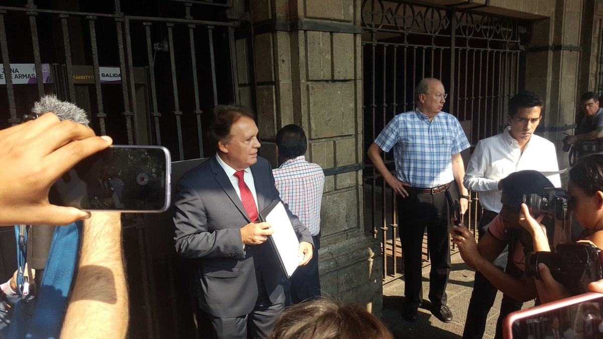 Jorge Meade entregó la carta en palacio de gobierno. (Tomada de @Jorge_Meade)