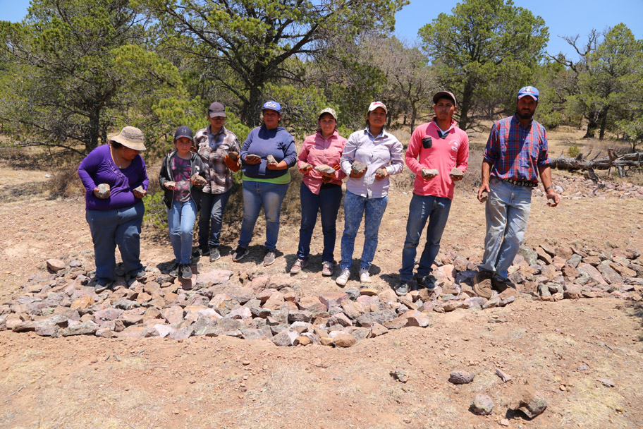 Estos jóvenes realizan actividades de conservación de 724 hectáreas de bosque cuyo suelo ha sido afectado por la erosión hídricas y eólica. (Martín Pi